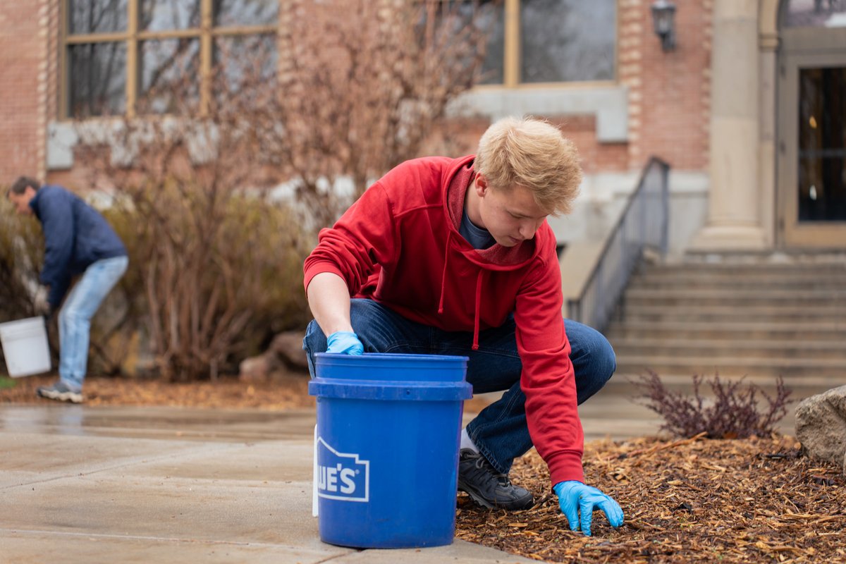 collegeofidaho's tweet photo. Friday was Spring Campus Clean-Up Day at the College. Faculty, staff, students, and friends chipped in as our campus begins to green up and the seasons change.  #YoteFam #CloseKnitFamily #CampusCleanUp  

https://t.co/d6o0jBT8IB https://t.co/jU9UAR7yhF