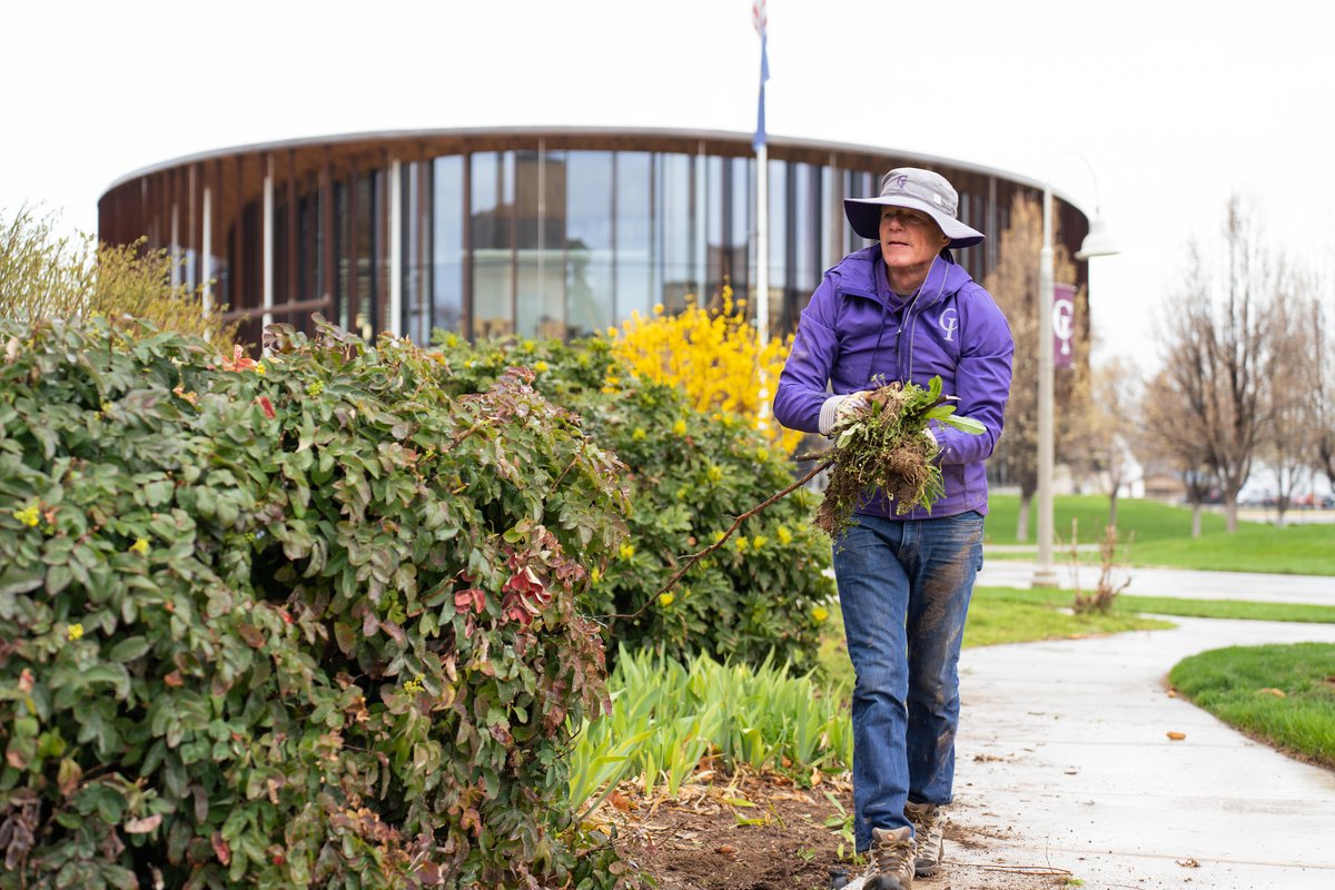 collegeofidaho's tweet photo. Friday was Spring Campus Clean-Up Day at the College. Faculty, staff, students, and friends chipped in as our campus begins to green up and the seasons change.  #YoteFam #CloseKnitFamily #CampusCleanUp  

https://t.co/d6o0jBT8IB https://t.co/jU9UAR7yhF