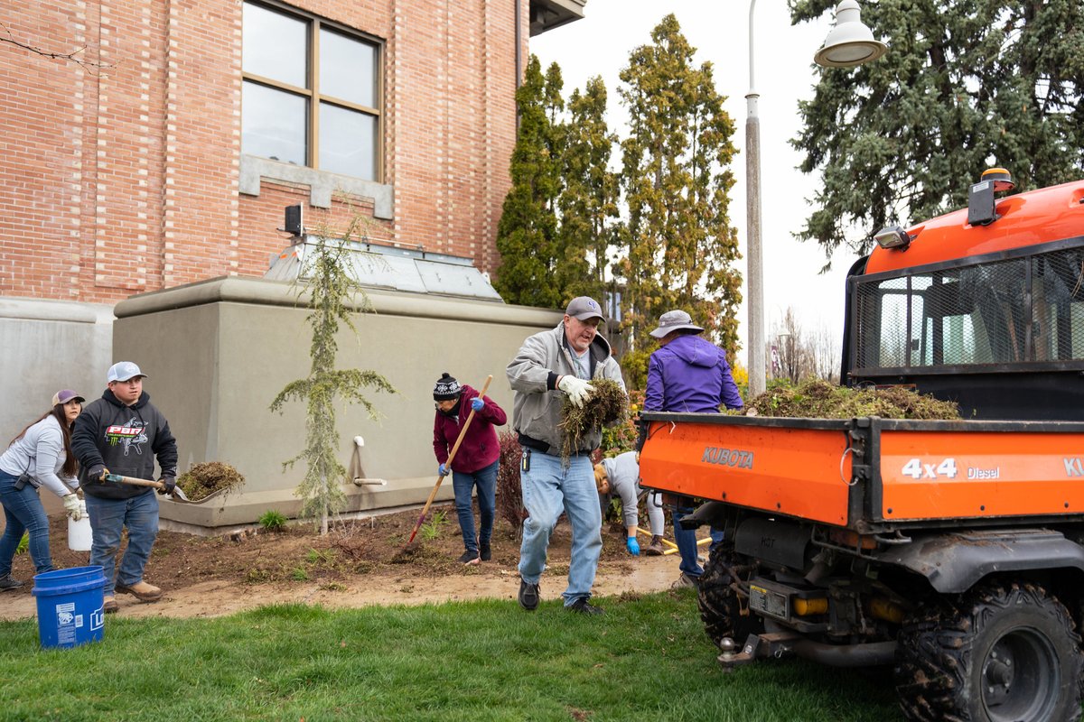 collegeofidaho's tweet photo. Friday was Spring Campus Clean-Up Day at the College. Faculty, staff, students, and friends chipped in as our campus begins to green up and the seasons change.  #YoteFam #CloseKnitFamily #CampusCleanUp  

https://t.co/d6o0jBT8IB https://t.co/jU9UAR7yhF