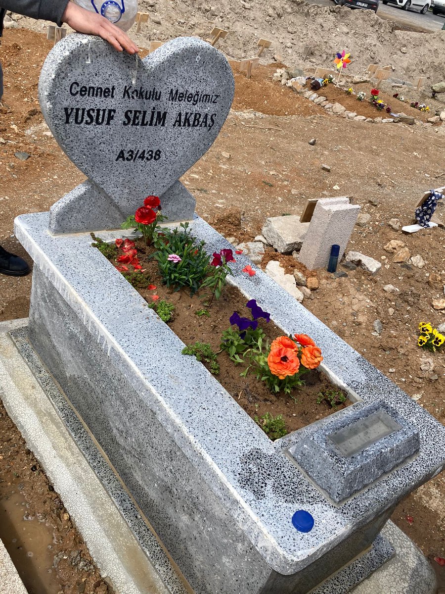 SynMeryemm's tweet photo. Bayramlık alamadık sana mezarını süsledik çiçeklerle.. Öpüp koklayamadık bayramlaşamadık toprağına su döktük sadece. Böyle bir bayramdı işte annecimm.. Buruk sensiz yarım kalmış.. https://t.co/TFNLOBZ5kT
