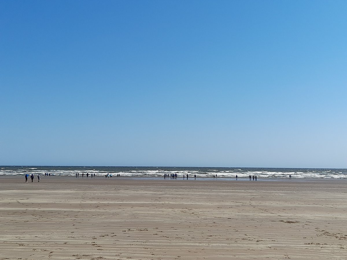 LomondKHS's tweet photo. Our last day extravaganza on St. Andrews beach - thank you to the Kinross kitchens of @TaysideContract for a lovely picnic lunch - coping with all allergies and food preferences for over 100. https://t.co/aWq5AhtoIa