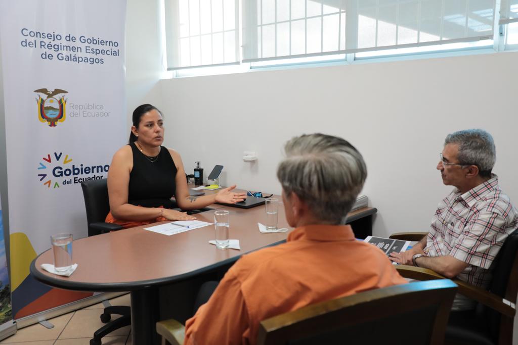 KattyLlerena_Ec's tweet photo. 👨‍🏫Continuamos, conversé con el Rector y Vicerrector de la @utpl quienes se encuentran de visita en #Galápagos, tratamos sobre el aporte de la universidad a la formación de nuestros jóvenes y los desafíos que la educación del siglo XXI presenta.

#JuntosPorGalápagos https://t.co/qTfvs3Y4Xj