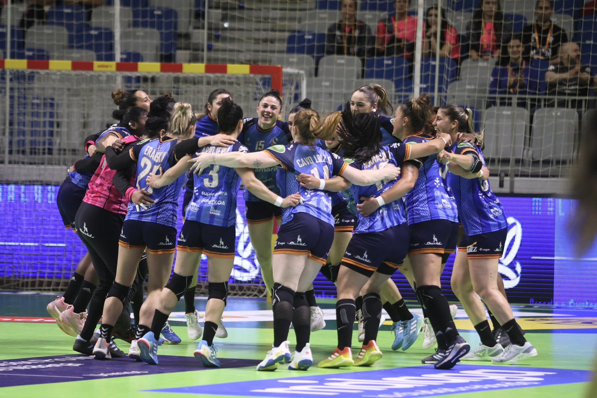 En Malaga con la copa. Aupa <a href="/BalonmaBeraBera/">super amara Bera Bera</a>. Mañana, semifinales