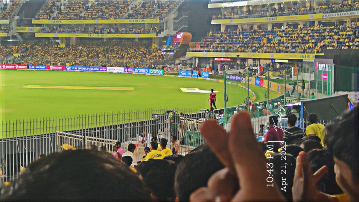 priya_editz's tweet photo. It was my dream to see him playing live 🥹🧡🫰 and this happen today ✨win or loose you will be my idol forever @BhuviOfficial #Bhuvi #swingking https://t.co/zYxJZGUZtB