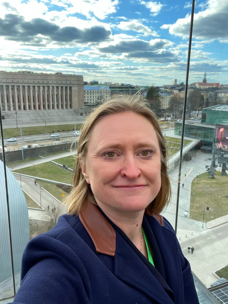 Tänään oli ilo ja kunnia käydä puhumassa kyberasioista tutkivan journalismin Tutki! -seminaarissa. Pääsin myös kattoterassille katsomaan, miten vallankäyttäjiä valvotaan 😅 Hieno näköala ja heippa vaan eduskunta 😉