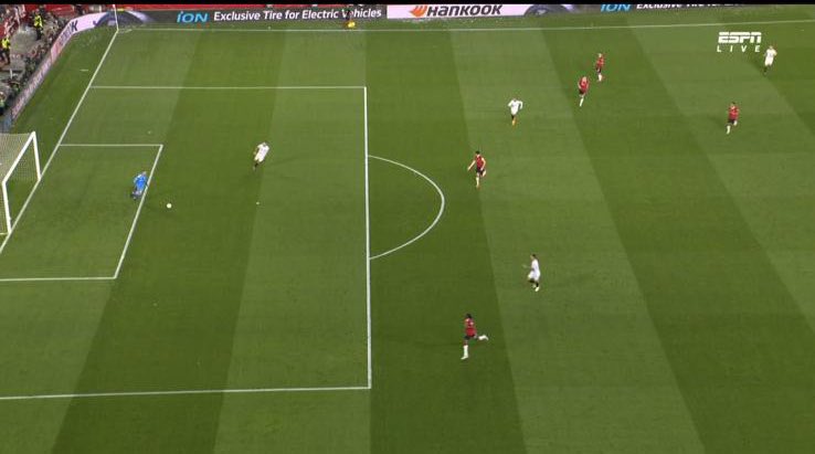MrMioke's tweet photo. Can anyone explain to me why De Gea is at fault here? He sees Barry (who’s asking for the ball) just has to turn out of trouble. Give Licha the ball in this position and see what happens #MUFC https://t.co/Vk5oy0gv9x