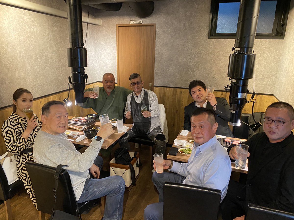 ako_Dpro's tweet photo. 牛猿さんで村上竜司塾長、空手家の倉本先生��アテネオリンピック銀メダリスト泉さん、極真空手の新藤先生、見取さん、伊達総裁とお食事会‼️ありがとうございました🙇‍♀️
#CGF #BBFJ #AKO #日本九門琉会 #CHAKURIKI18 #GPS #女子プロレス団体 #女子格闘技団体 https://t.co/ZxZZn6O9s4