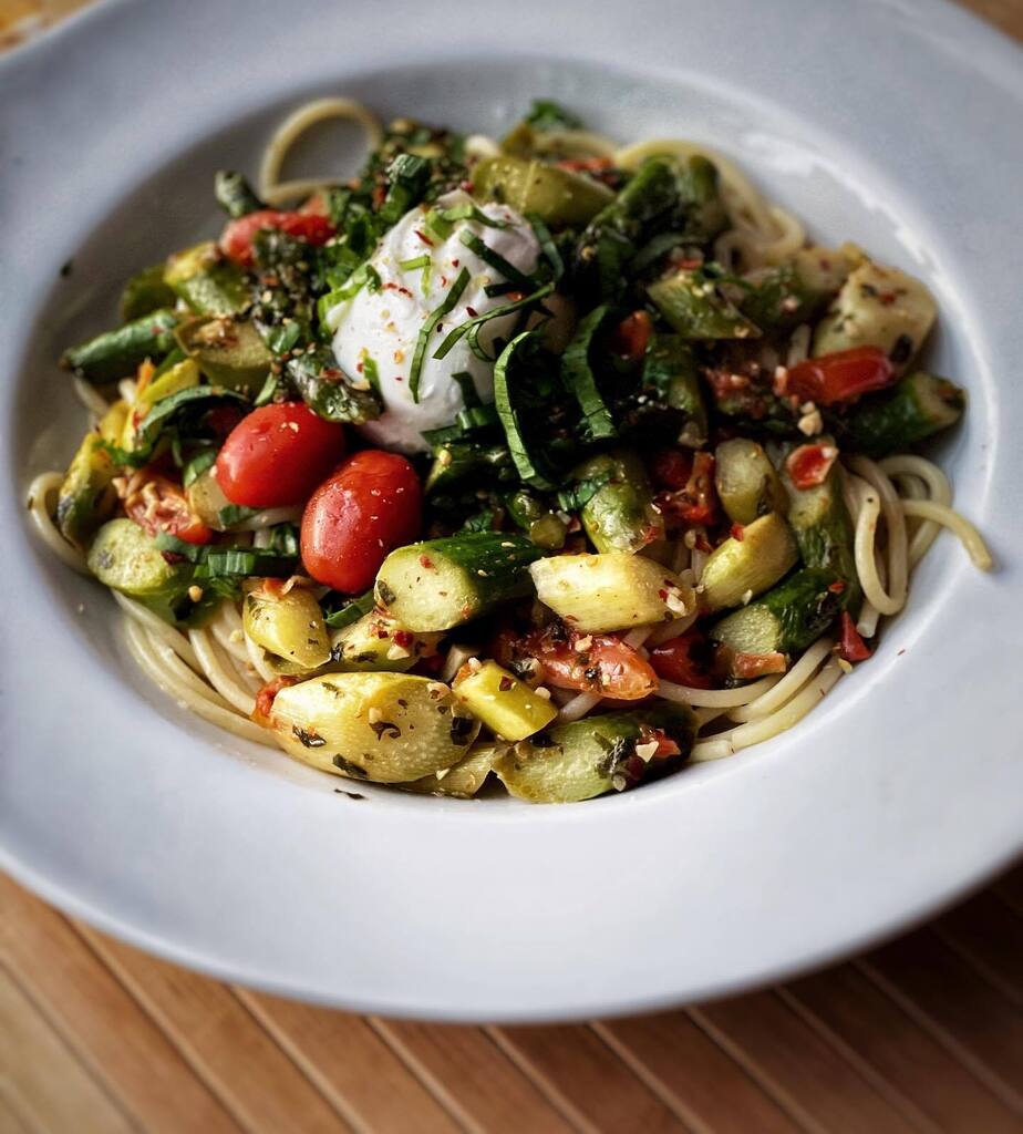 Simply the best … grüner Spargel, eine Handvoll Cocktailtomaten, frischer Bärlauch aus dem Garten, Olivenöl, Salz und ein paar Chiliflocken zu Spaghetti und opt. einer Kugel Burratina … so kann das Wochenende starten, oder …  macht es Euch fein!

#me… instagr.am/p/CrTxamNN_9c/