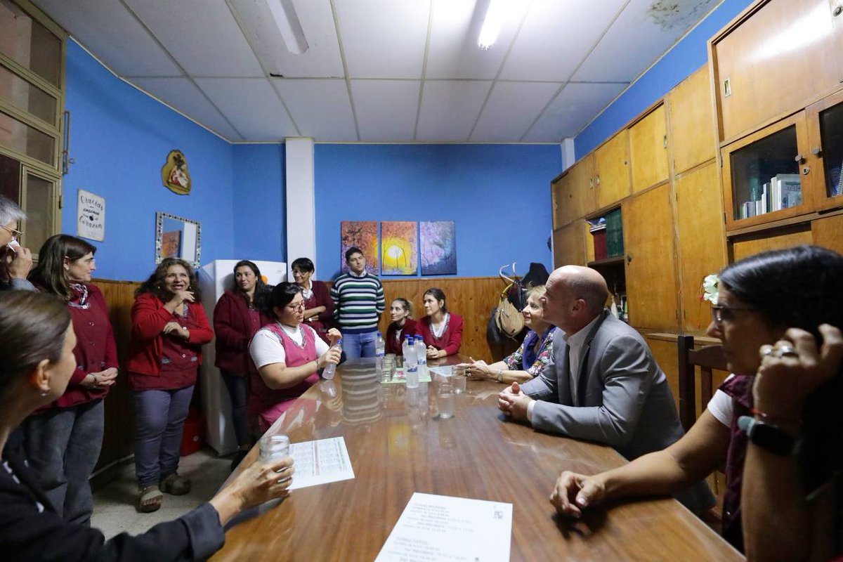 jplichtmajer's tweet photo. Acompañamos a las y los docentes en su tarea diaria 🤝🏻🏫

Visitamos el Colegio San Carlos para dialogar con los docentes y conocer las fortalezas y desafíos de la Educación Pública de Gestión Privada. Allí, se llevan adelante diversos proyectos de Lengua, Matemáticas, Feria de Ciencias, Robótica, Inglés, campamentos, y salidas educativas, para que las y los alumnos puedan enriquecer sus conocimientos y aprender nuevas habilidades de forma didáctica y participativa.