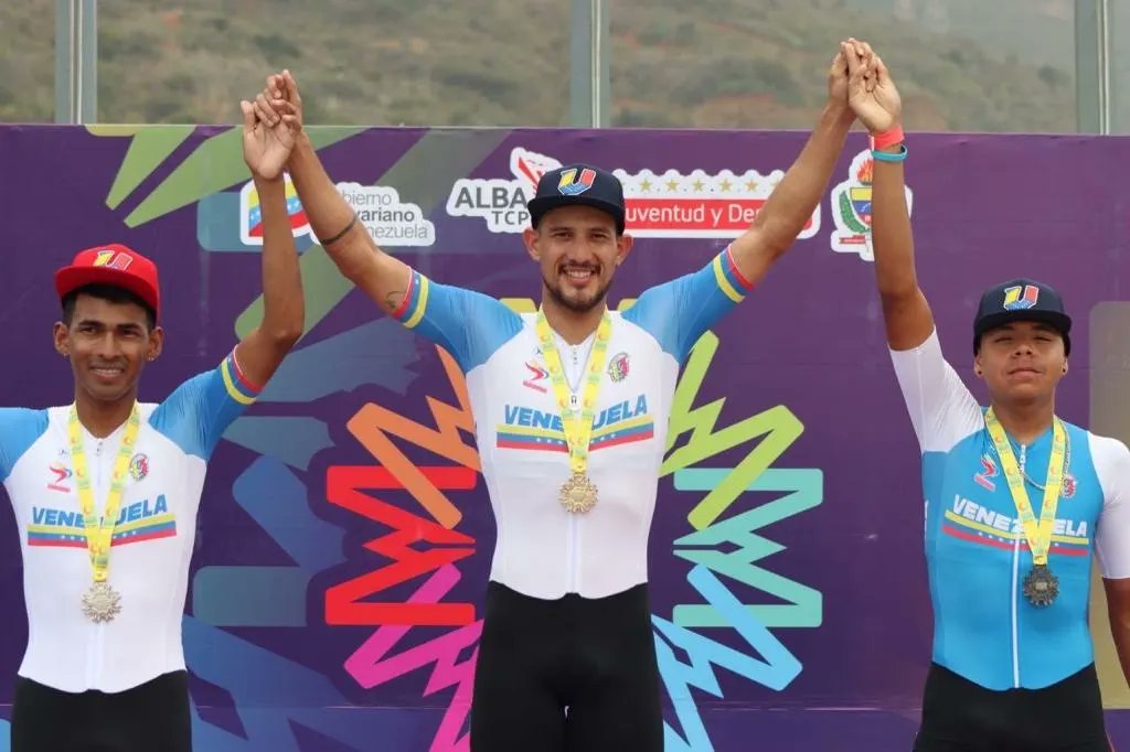 RedRadioVe's tweet photo. #EnFotos 📸 | Venezuela se lleva las primeras medallas en el ciclismo de ruta de los #JuegosDeportivosALBA

🥇 Edwin Torres (Venezuela A)
🥈Anderson Paredes (Venezuela A)
🥉Yosnehibet Rondón (Venezuela B) https://t.co/wmwc6ocreo