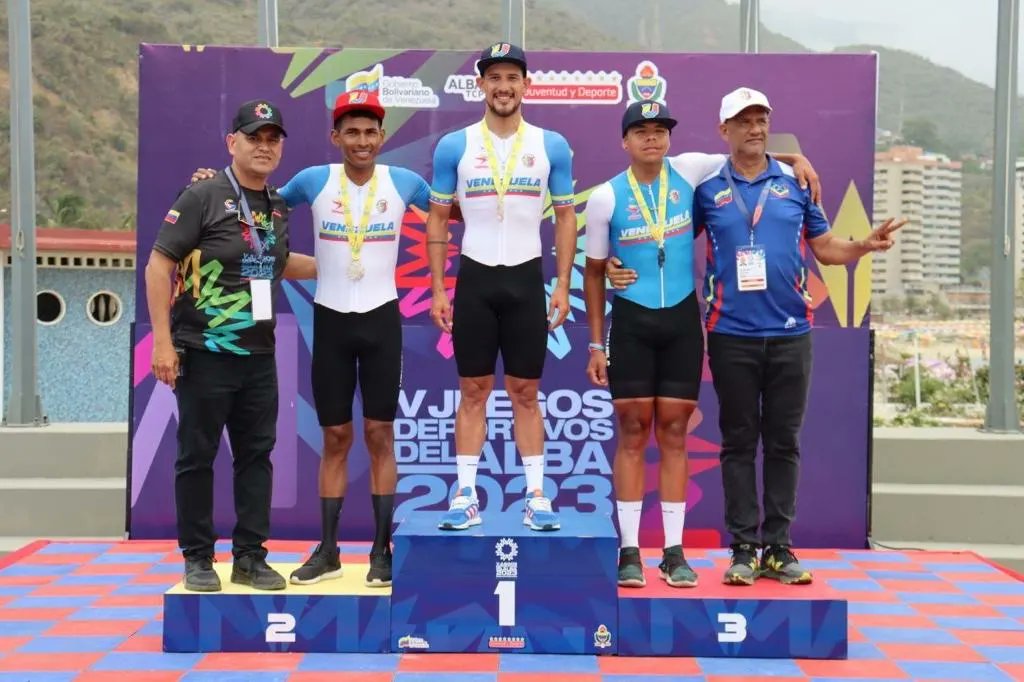 RedRadioVe's tweet photo. #EnFotos 📸 | Venezuela se lleva las primeras medallas en el ciclismo de ruta de los #JuegosDeportivosALBA

🥇 Edwin Torres (Venezuela A)
🥈Anderson Paredes (Venezuela A)
🥉Yosnehibet Rondón (Venezuela B) https://t.co/wmwc6ocreo