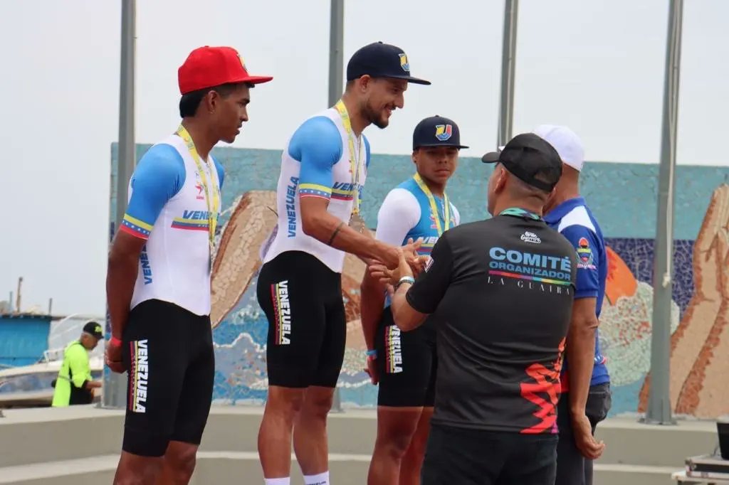 RedRadioVe's tweet photo. #EnFotos 📸 | Venezuela se lleva las primeras medallas en el ciclismo de ruta de los #JuegosDeportivosALBA

🥇 Edwin Torres (Venezuela A)
🥈Anderson Paredes (Venezuela A)
🥉Yosnehibet Rondón (Venezuela B) https://t.co/wmwc6ocreo