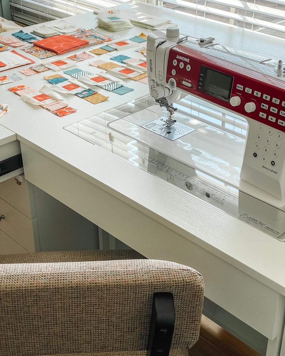 ArrowCabinets's tweet photo. The simple joys of flat bed sewing! 🌺

#sewing #quilting #quilter #quilts #sewingroom #sewingstudio #sewingtable #sewingcabinet️ https://t.co/E3XqlleNwr