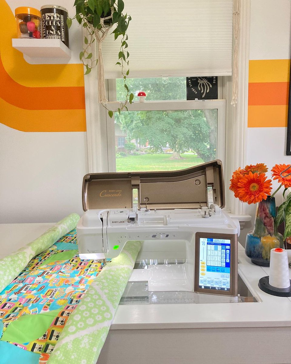 ArrowCabinets's tweet photo. The simple joys of flat bed sewing! 🌺

#sewing #quilting #quilter #quilts #sewingroom #sewingstudio #sewingtable #sewingcabinet️ https://t.co/E3XqlleNwr