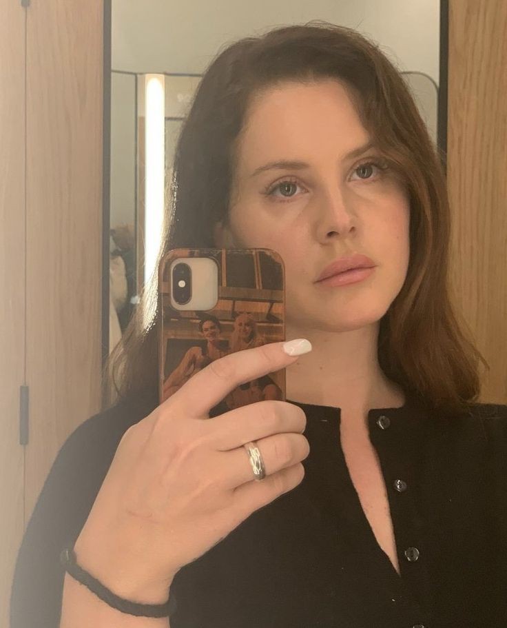 aliciaalavigne's tweet photo. lana del rey https://t.co/8kzOlU1GGx