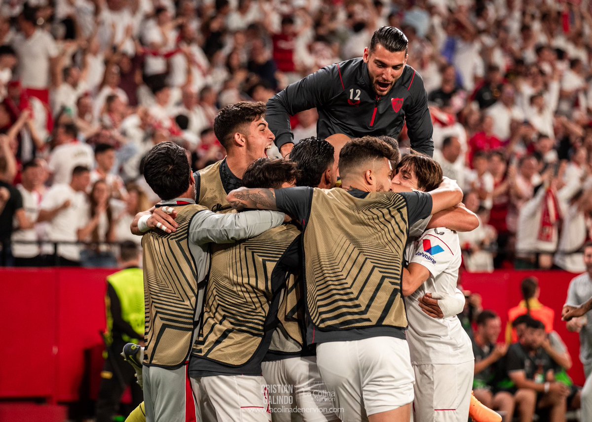 dorsal16_'s tweet photo. 👀❤🤍Os traemos las mejores fotos del Sevilla FC - Manchester United ⚽

📸 Gracias a nuestro fotógrafo Cristian Galindo. (IG @cgalisport)

Entra en nuestra web 👇🏻 y disfruta de las imágenes de esta noche mágica🏟

#SevillaFC #CompartimosAfición https://t.co/2iDNHyEpwg