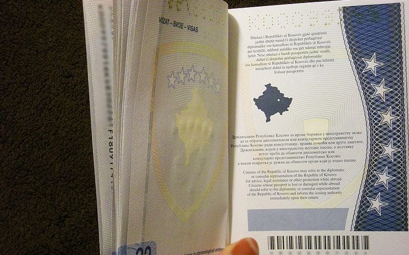 descifraguerra's tweet photo. 🇪🇸🇽🇰 España no aplicará el acuerdo de liberalización de visados para ciudadanos kosovares –para estancias de hasta 90 días– aprobado por la Unión Europea. “De los países Schengen, todos menos España han reconocido los documentos de viaje de Kosovo”, sostiene un portavoz europeo. https://t.co/Acl70Hh59C