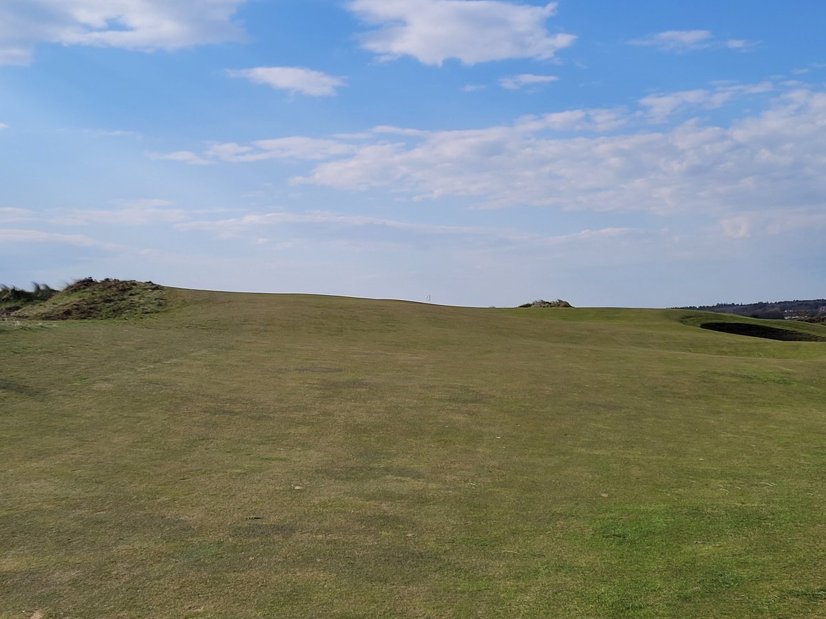 WillieParkJr1's tweet photo. Tee shot at Narrows (15th) .. threaded the needle to leave 92 yards (the tougher part) ... you'll see the pin peeking out in the skyline ...twas an easy 5 from here. #PrestwickGC https://t.co/Aoi0Au70ny