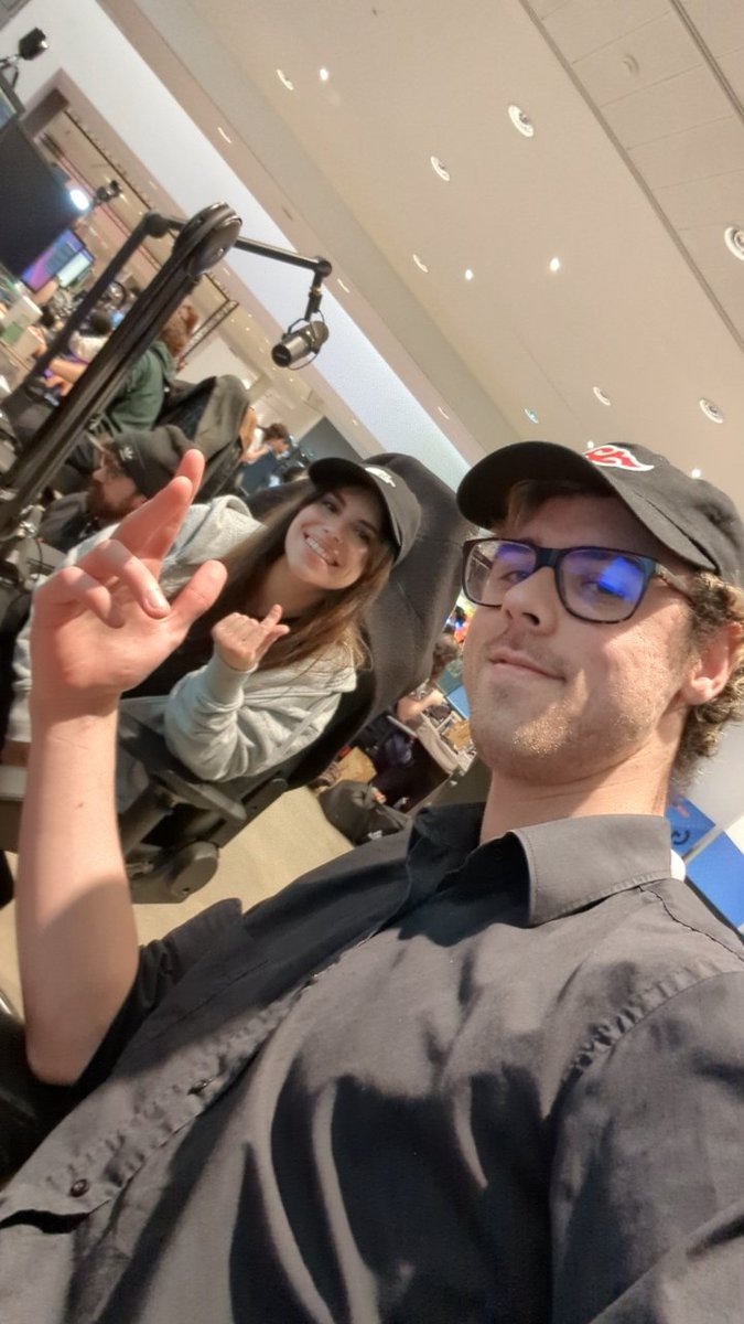 Maxestla tweet media