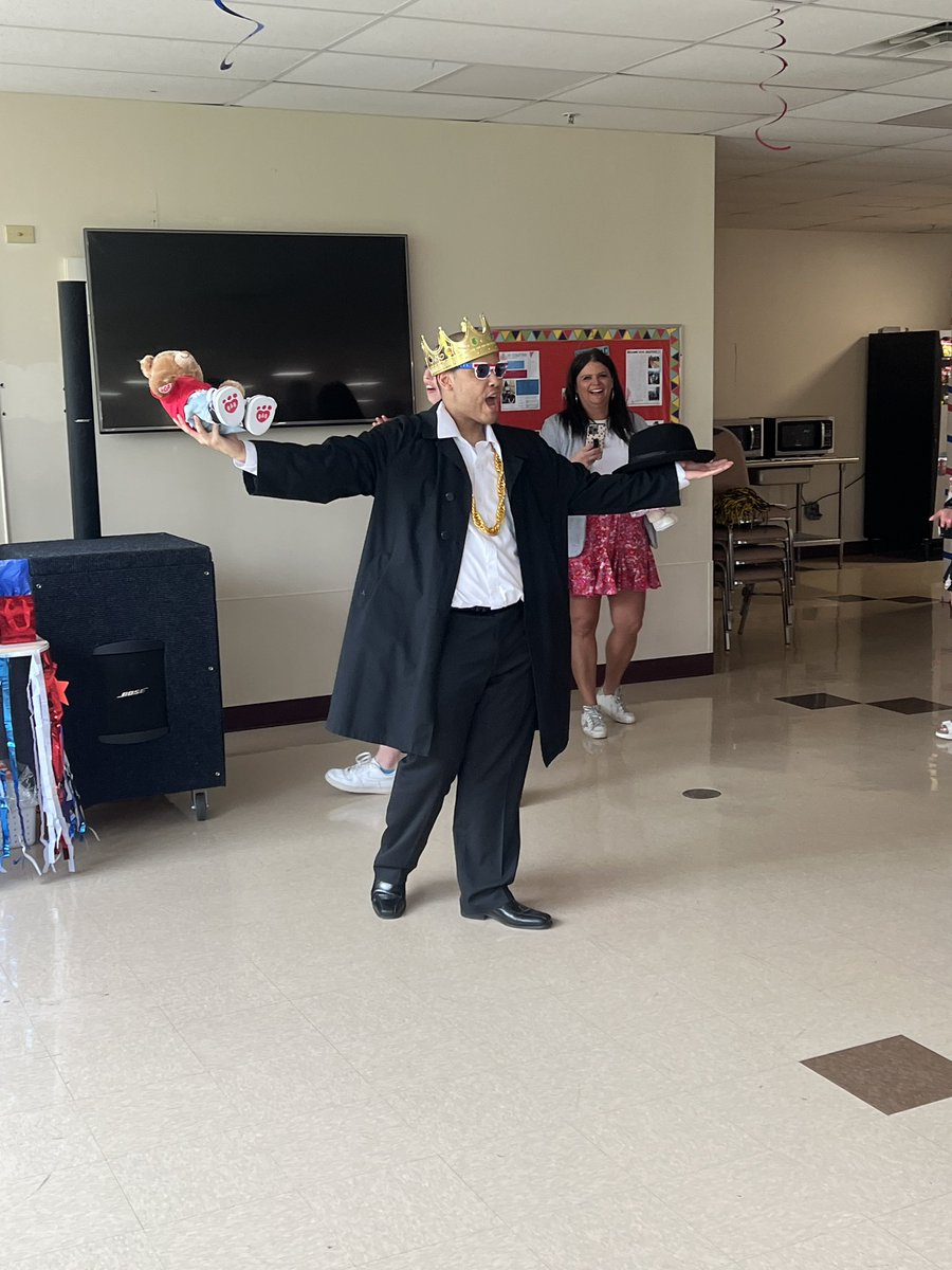 SukaloTracy's tweet photo. Prom king and queen at St Colettas. @AndrewStuCo https://t.co/cncDIP7nzJ
