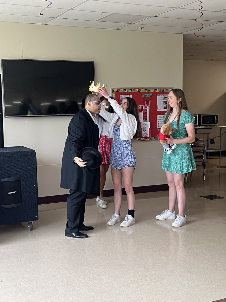 SukaloTracy's tweet photo. Prom king and queen at St Colettas. @AndrewStuCo https://t.co/cncDIP7nzJ
