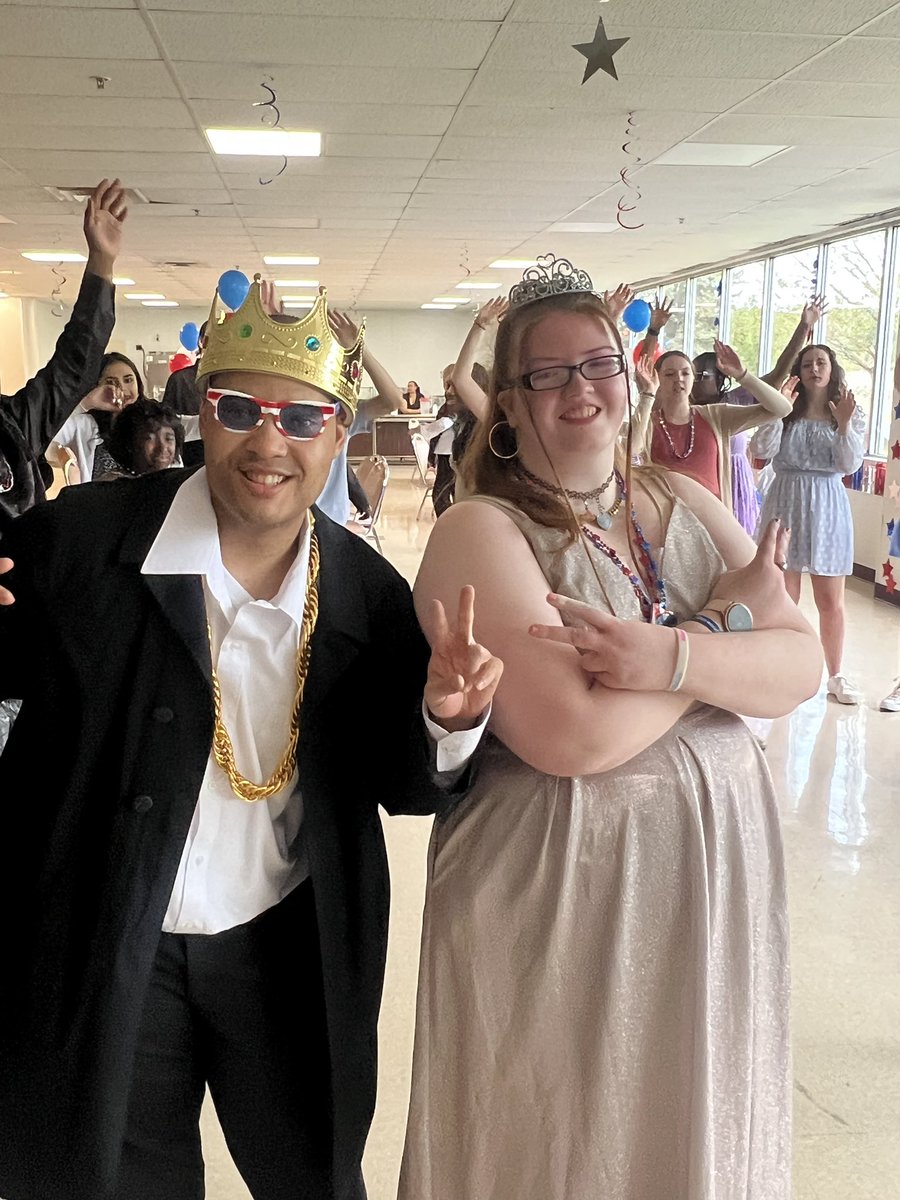 SukaloTracy's tweet photo. Prom king and queen at St Colettas. @AndrewStuCo https://t.co/cncDIP7nzJ