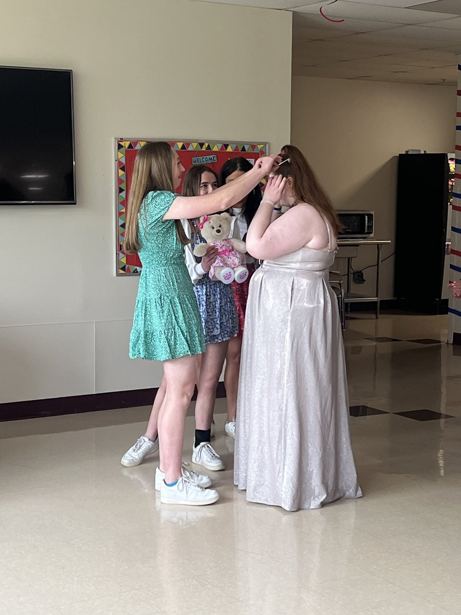 SukaloTracy's tweet photo. Prom king and queen at St Colettas. @AndrewStuCo https://t.co/cncDIP7nzJ