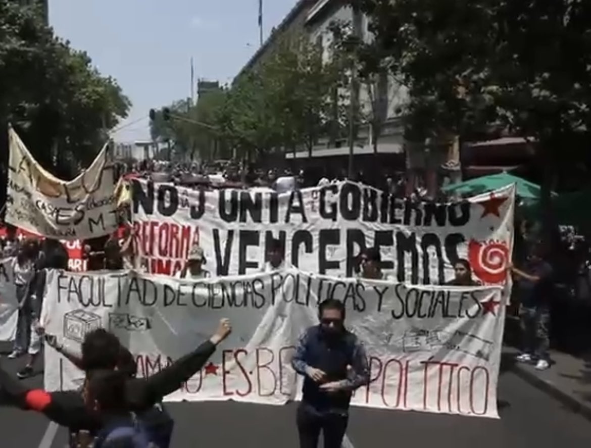 sevillacritico's tweet photo. Ayer, estudiantes de distintas facultades de la @UNAM_MX, acompañados por un nutrido contingente del @IPN_MX, realizaron una marcha del Zócalo capitalino a la Cámara de Diputados en defensa de la educación pública y contra la administración del rector Enrique Graue. Abro🧵👇 https://t.co/FJE5W875wL