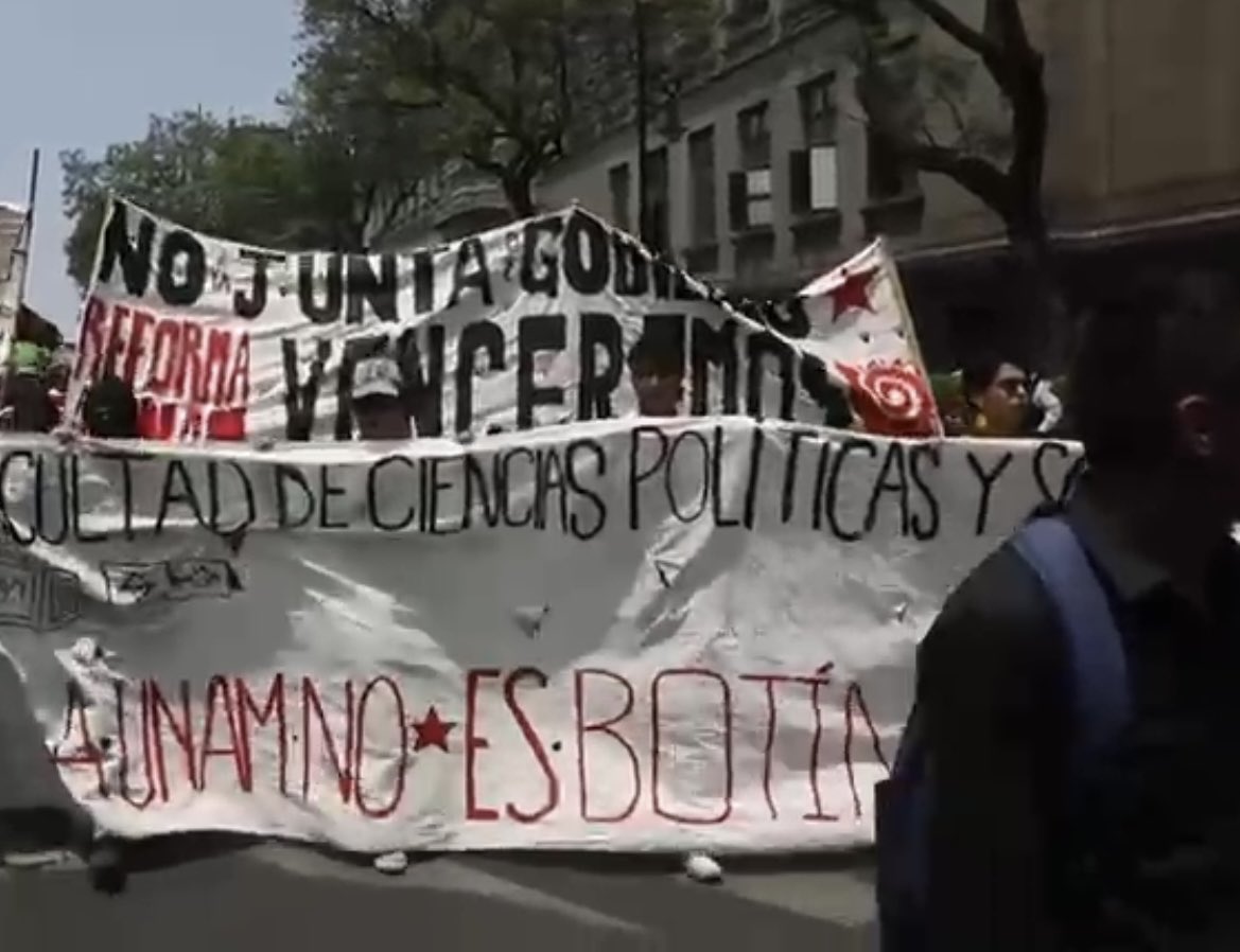 Ayer, estudiantes de distintas facultades de la <a href="/UNAM_MX/">UNAM</a>, acompañados por un nutrido contingente del <a href="/IPN_MX/">IPN</a>, realizaron una marcha del Zócalo capitalino a la Cámara de Diputados en defensa de la educación pública y contra la administración del rector Enrique Graue. Abro🧵👇