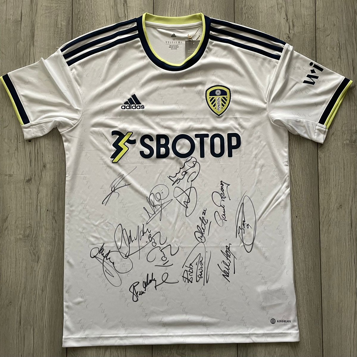 Guiseley AFC (@guiseleyafc) on Twitter photo 🦁 | We've got a #LUFC shirt signed by 13 former <a href="/LUFC/">Leeds United</a> players for auction!
Bid now: ebay.co.uk/itm/1756976807…
All money raised will be donated to <a href="/LewisWhitham16/">Lewis Whitham</a>'s operation fundraiser.
Thank you to <a href="/Martinfoster20/">fozzy</a> and <a href="/andycuz23/">andy couzens</a> for arranging this.
#GAFC #GuiseleyTogether 🦁 | We've got a #LUFC shirt signed by 13 former <a href="/LUFC/">Leeds United</a> players for auction!
Bid now: ebay.co.uk/itm/1756976807…
All money raised will be donated to <a href="/LewisWhitham16/">Lewis Whitham</a>'s operation fundraiser.
Thank you to <a href="/Martinfoster20/">fozzy</a> and <a href="/andycuz23/">andy couzens</a> for arranging this.
#GAFC #GuiseleyTogether