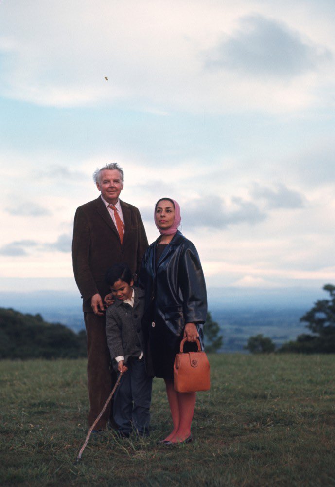 HurtadoMullican's tweet photo. Luchita Hurtado and Lee Mullican with their son John Mullican c. 1969

#LuchitaHurtado
#LeeMullican https://t.co/GZ2asewQ3Y
