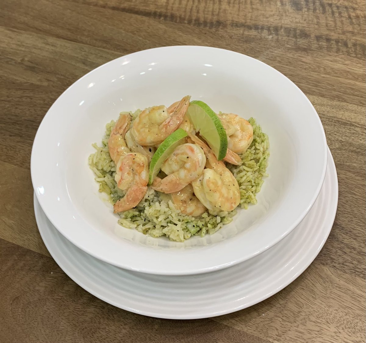 RunRideEatDrink's tweet photo. One of the many Yucatán dishes ⁦@cookdrinklove⁩ and I created in Mexico 🇲🇽. Camarones al Mojo de Ajo on Arroz Verde.  Amazing flavour using authentic citrus - limas and sour oranges - as well as local seafood. https://t.co/QMC8XMZGlc