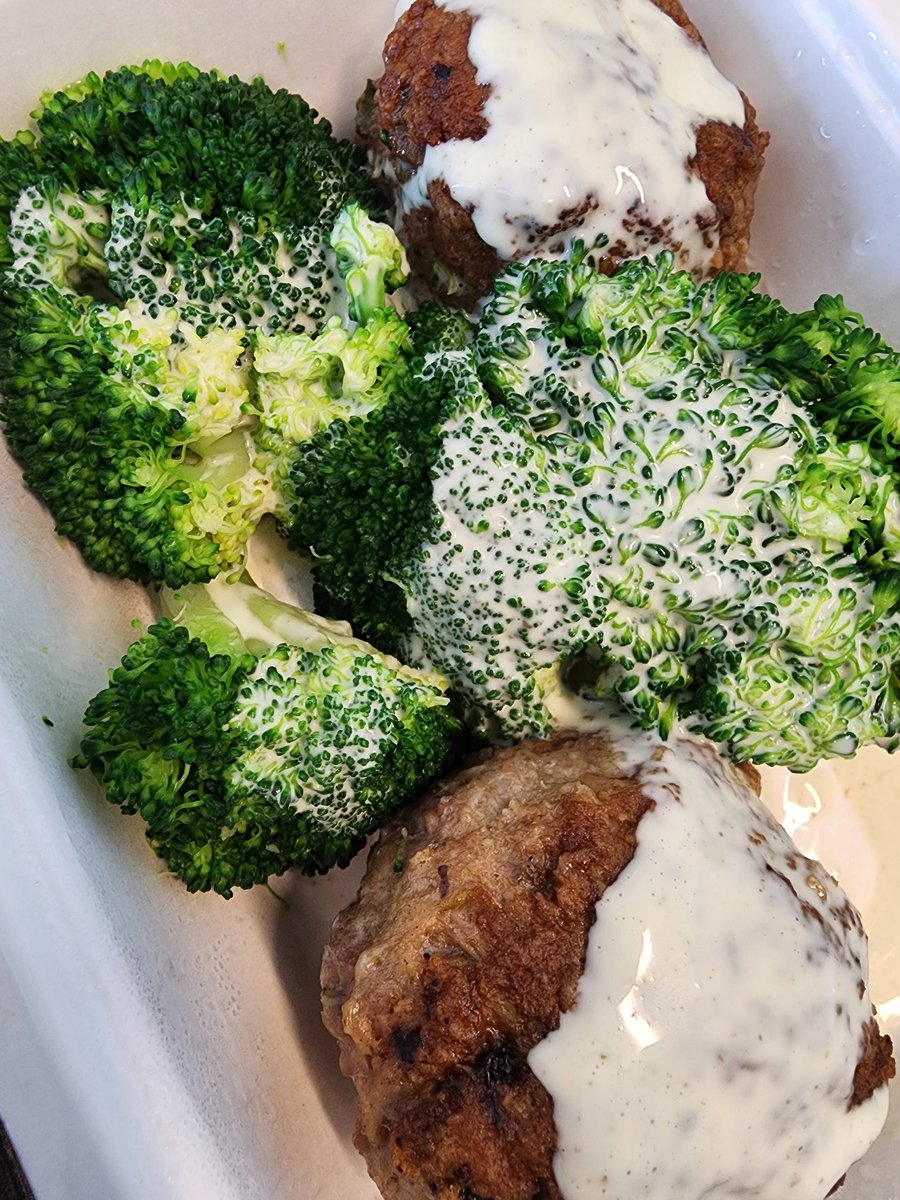 PaulN_ATL's tweet image. Turkey patties (low carb) with broccoli and delicious aoli Da bomb! #cookunity #chef #HealthyFood