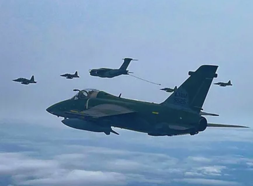PucaraDefensa's tweet photo. REVO-CAÇA 2023 – La @fab_oficial entrena en #reabastecimiento en #vuelo
@DefesaGovBr #forçaaerea #amx @northropgrumman #F5EM #REVO @embraer #kc390 #WAARP #inflight
https://t.co/emXIq4Q4kq https://t.co/ucobMdS7Nj