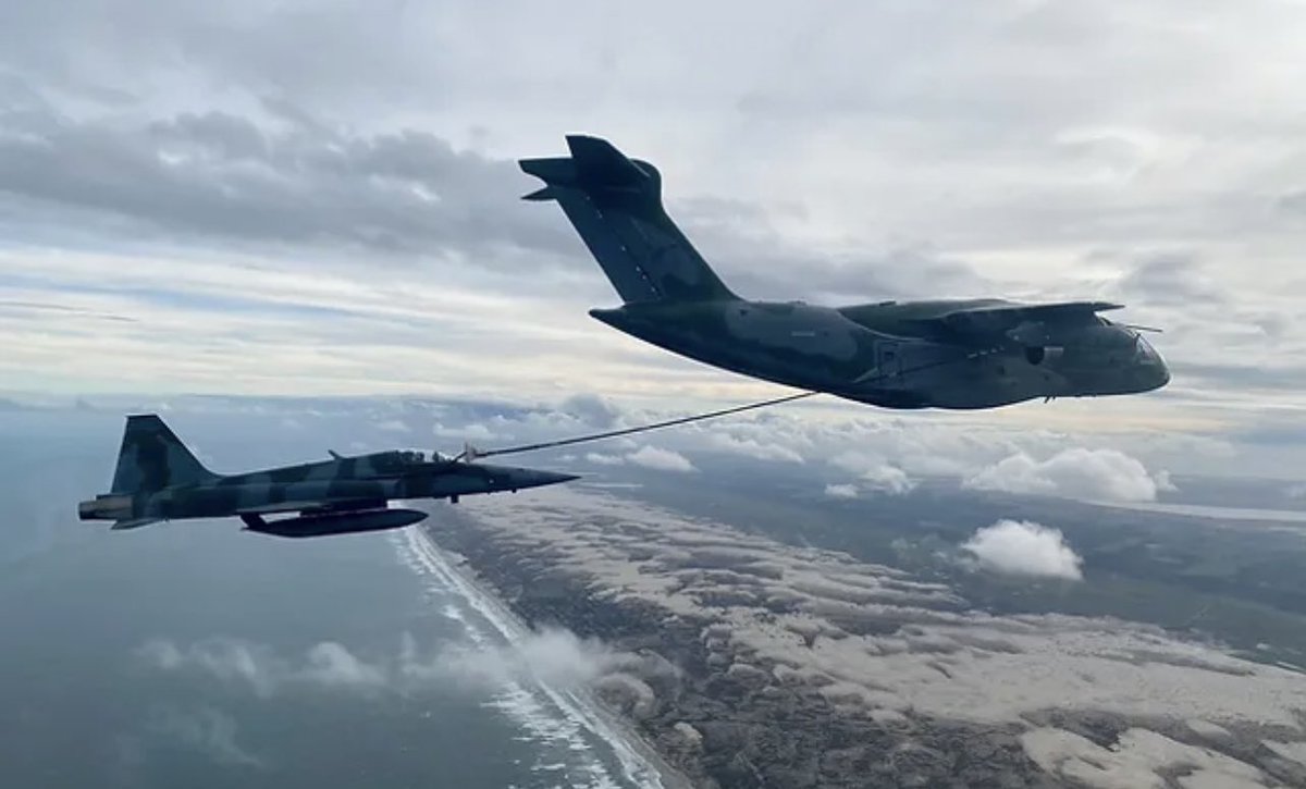 PucaraDefensa's tweet photo. REVO-CAÇA 2023 – La @fab_oficial entrena en #reabastecimiento en #vuelo
@DefesaGovBr #forçaaerea #amx @northropgrumman #F5EM #REVO @embraer #kc390 #WAARP #inflight
https://t.co/emXIq4Q4kq https://t.co/ucobMdS7Nj
