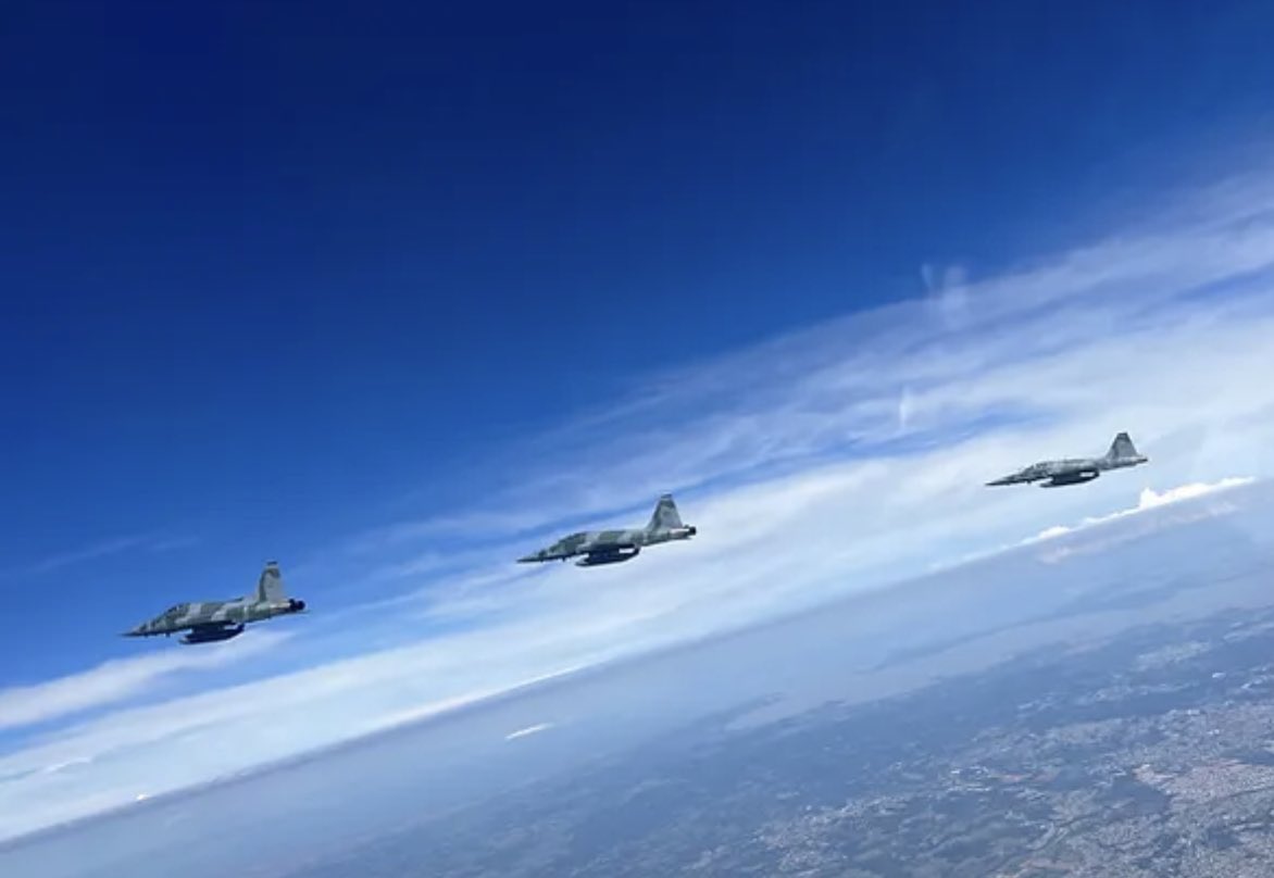 PucaraDefensa's tweet photo. REVO-CAÇA 2023 – La @fab_oficial entrena en #reabastecimiento en #vuelo
@DefesaGovBr #forçaaerea #amx @northropgrumman #F5EM #REVO @embraer #kc390 #WAARP #inflight
https://t.co/emXIq4Q4kq https://t.co/ucobMdS7Nj