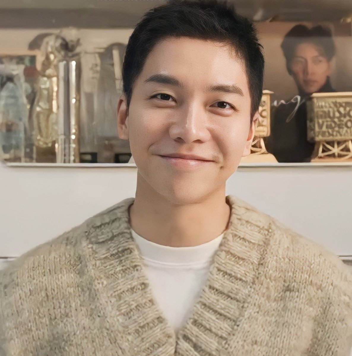 W01LSG's tweet photo. “For the juniors who will be sitting here next year, the year after, and 10 and 20 years after, fighting to get back your right that is due and putting down lot of things for it must not be passed down” 
#LeeSeungGi is changing the industry
Thank you for your courage 👏❤️ https://t.co/NJAsSZblmG