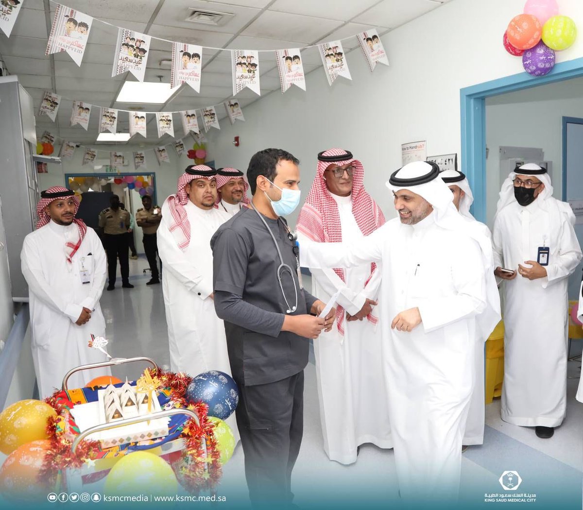 معالي وزير الصحة أ.فهد الجلاجل يزور المرضى المنومين بـ #مدينة_الملك_سعود_الطبية ويقدم لهم التهاني بحلول #عيد_الفطر المبارك، ويعايد منسوبي المدينة المكلفين حاثًا إياهم على تقديم الخدمات على أكمل الوجه والسعي نحو راحة المرضى ورضاهم.