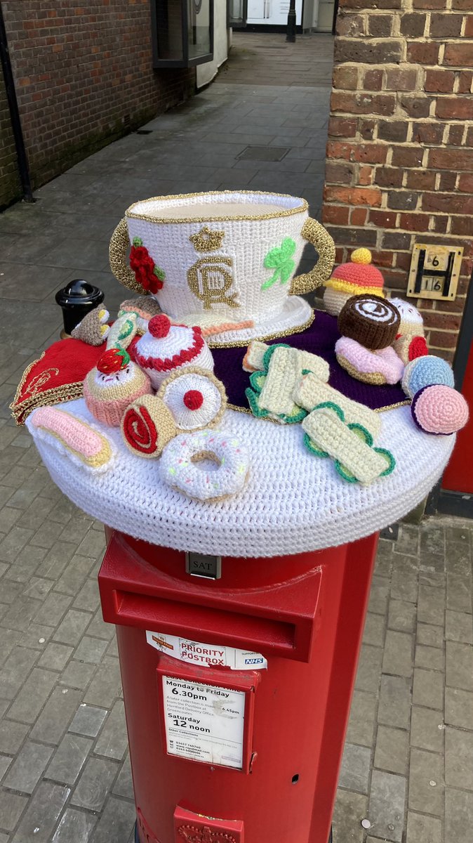 Loving the Coronation yarn bomb in #Hertford this evening!