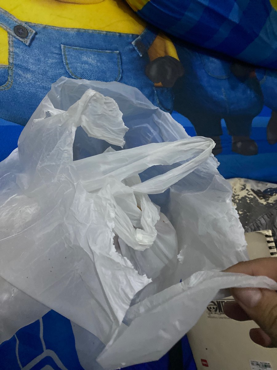 Faraesha's tweet photo. gak kira2 tipisnya 😭 kalo sampe cm dikasi selembar trs sobek di tengah jalan. uang terakhir tinggal 50 misal mlh jatuh ditengah jalan dilindes mobil motor lalu lalang 😭tas kain jg bikin nanggung bgt gedenya https://t.co/zAYPQ4UfOL