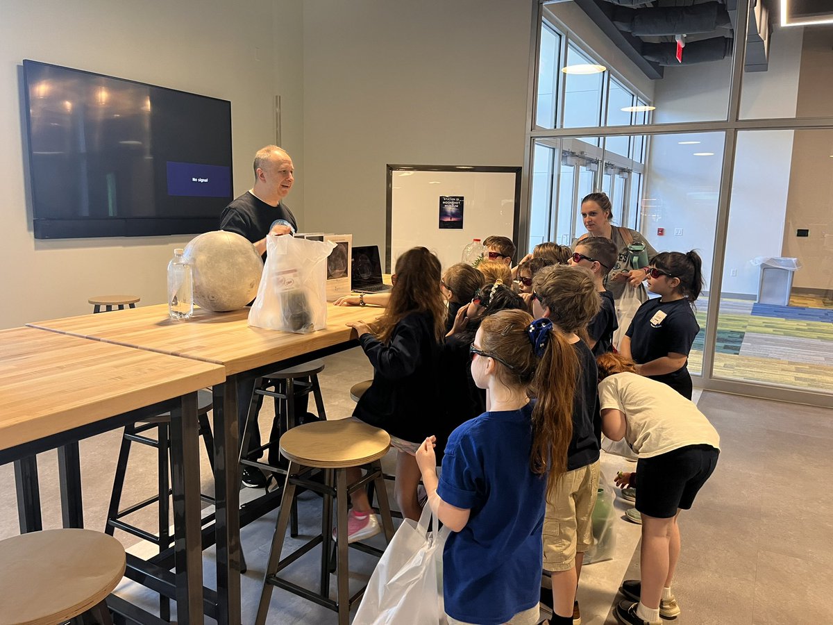 STEMnaut's tweet image. Space Day with the Works has been fantastic! Thank you to all of the #CCA families and schools who have attended. Loved having @MoonshotMuseum @pafa2017 here as well. #RemakeDays #TechWorksatCCA