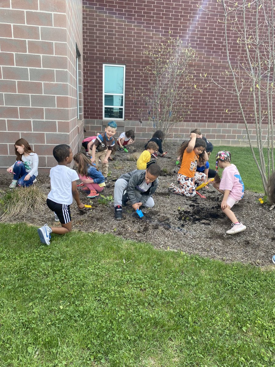 dmottice1's tweet photo. Spending a little extra time outside planting flowers 🌸! This was our small way of celebrating Earth Day 🌎. https://t.co/ygqH9NkuQq