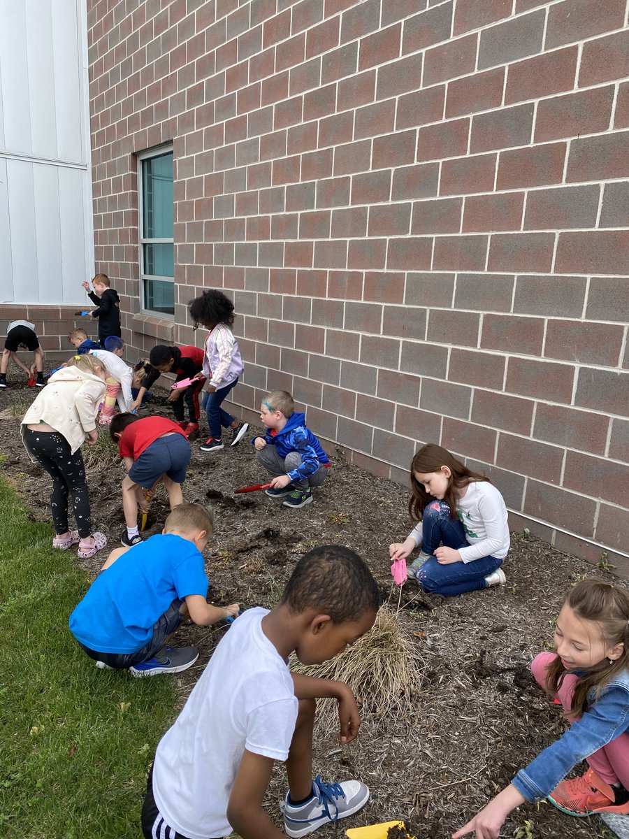 dmottice1's tweet photo. Spending a little extra time outside planting flowers 🌸! This was our small way of celebrating Earth Day 🌎. https://t.co/ygqH9NkuQq