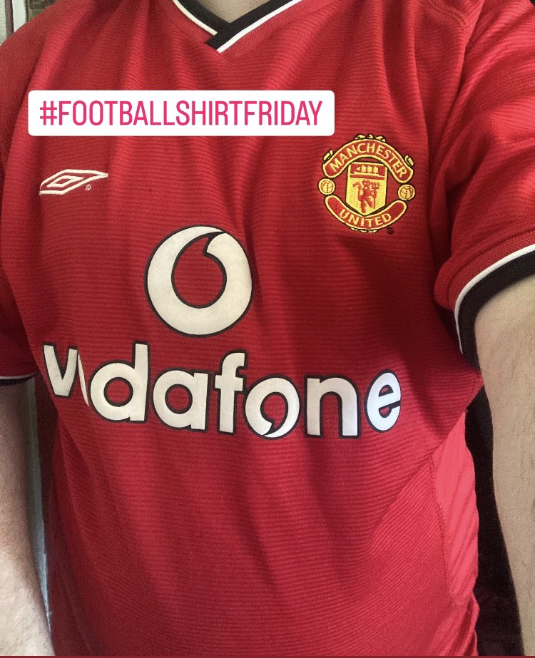 A clean, crisp United 00-02 home shirt on today for #FootballShirtFriday. Shoutout to Tania and Jayme from @fsfcUK for all the great work they do. 👏#WearShareDonate