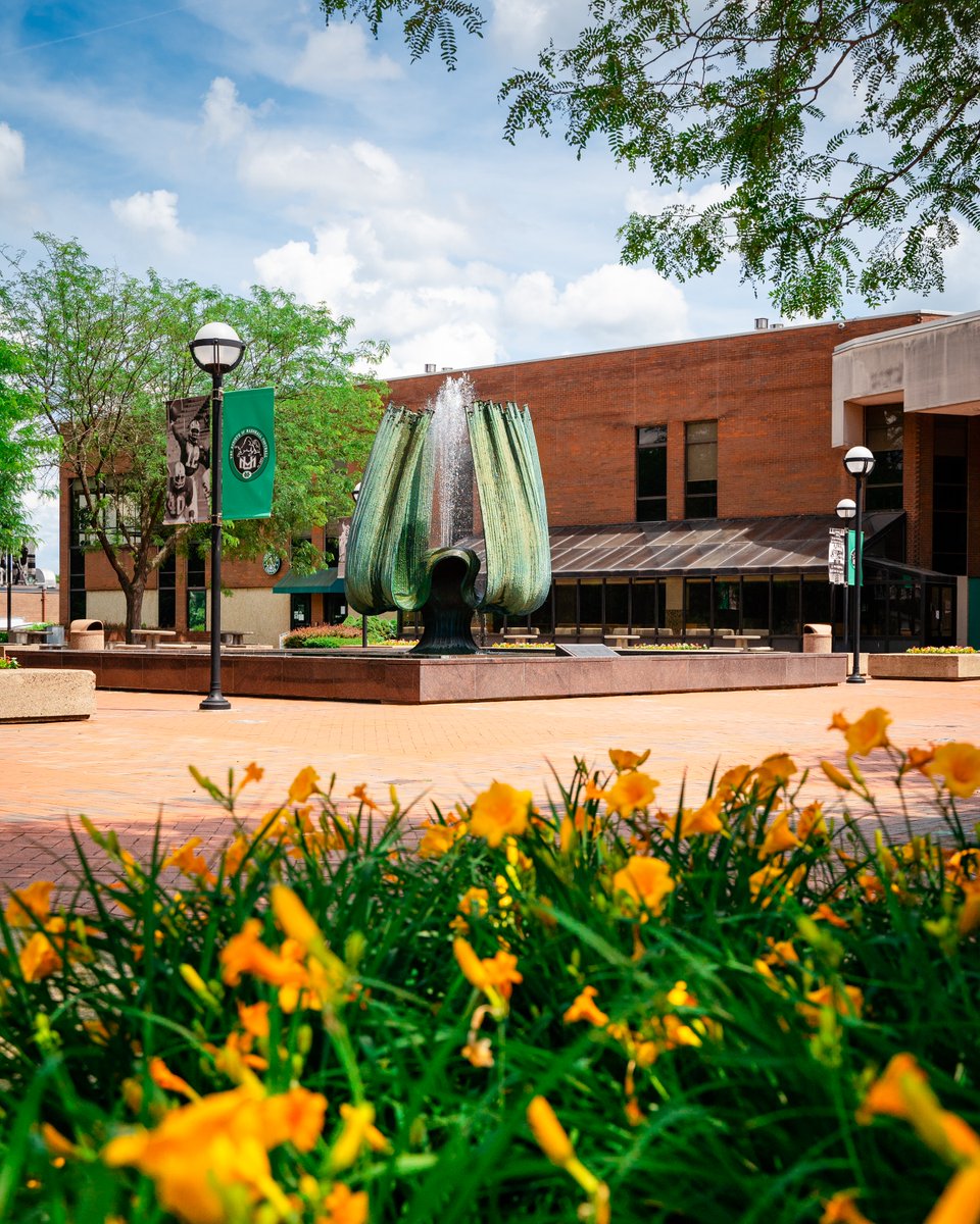 Join us tomorrow for the annual Spring Fountain Ceremony honoring the Young Thundering Herd followed by Marshall Football’s spring game. 🅿️ Lots open @ 10 a.m. ⛲ Fountain Ceremony @ noon 🏈 Spring Game @ 4 p.m. 📰 bit.ly/HerdSpringGame…