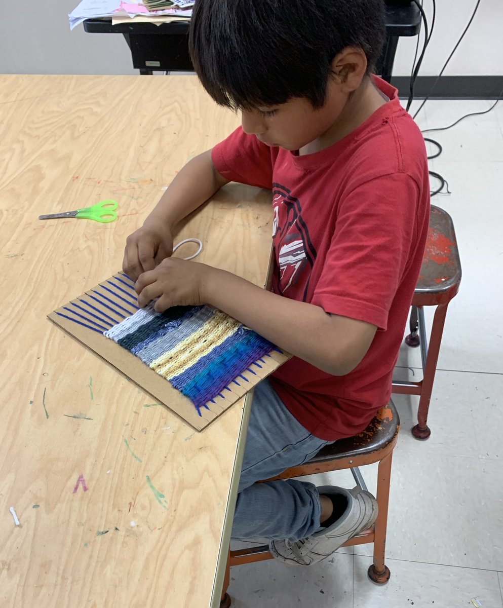 MsTyeArt's tweet photo. This 4th grade weaver has some seriously impressive focus! #HornDreamsBig https://t.co/WfqLKjBoaF