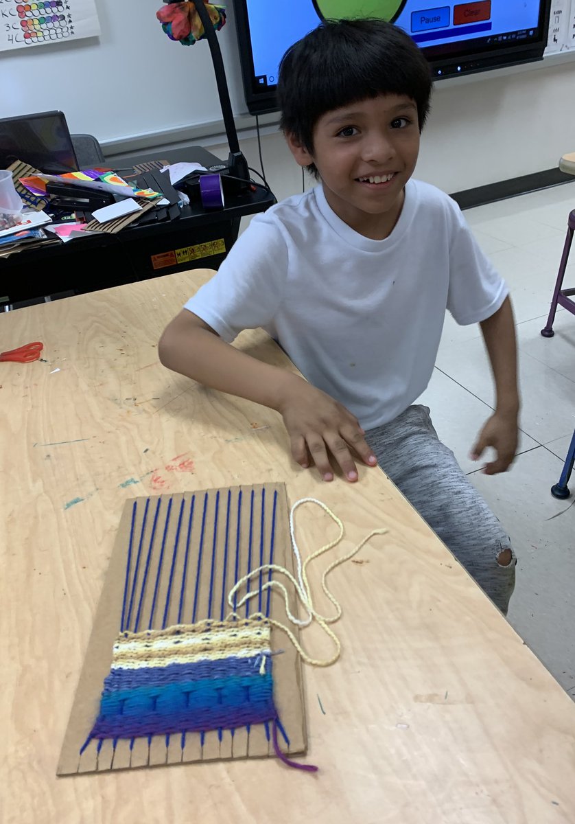 MsTyeArt's tweet photo. This 4th grade weaver has some seriously impressive focus! #HornDreamsBig https://t.co/WfqLKjBoaF