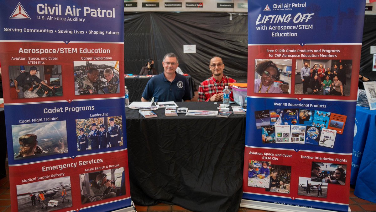 YorkCollegeCUNY's tweet image. Aviation pros talked w/ students about opportunities in aviation mngt. Thanks to NY Senator @LiuNewYork who also received a certificate from Asst. Prof. John Kolmos in recognition for his support York’s amazing Aviation Program, the only one at #CUNY. #collegedegree #OneYork