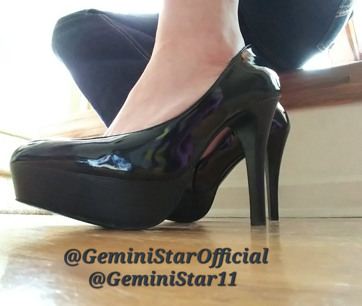 GeminiStar_11's tweet photo. Worship at my feet. 👣 👠 https://t.co/v6fhgVehk4