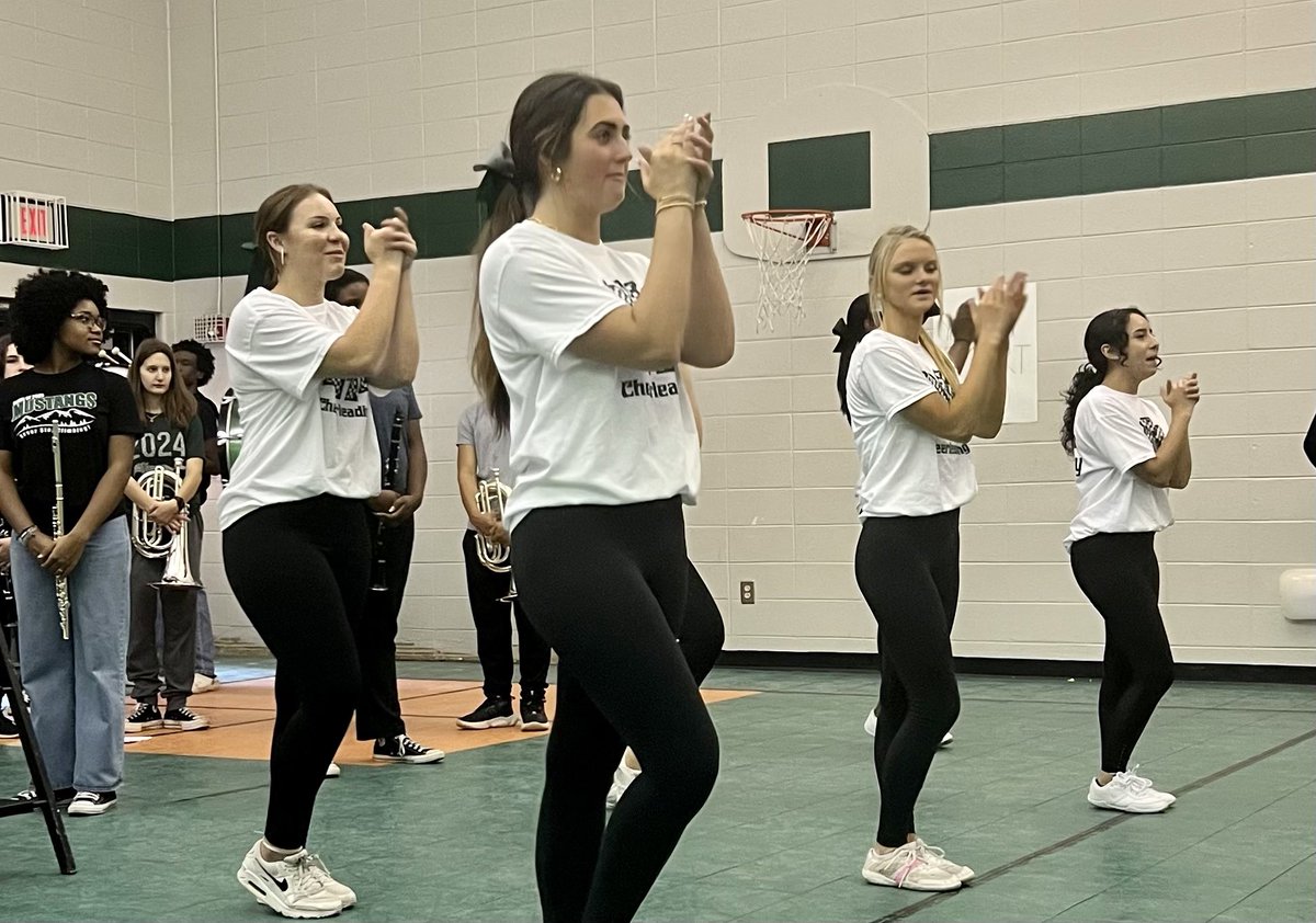 KMHS FB/Comp Cheer tweet media